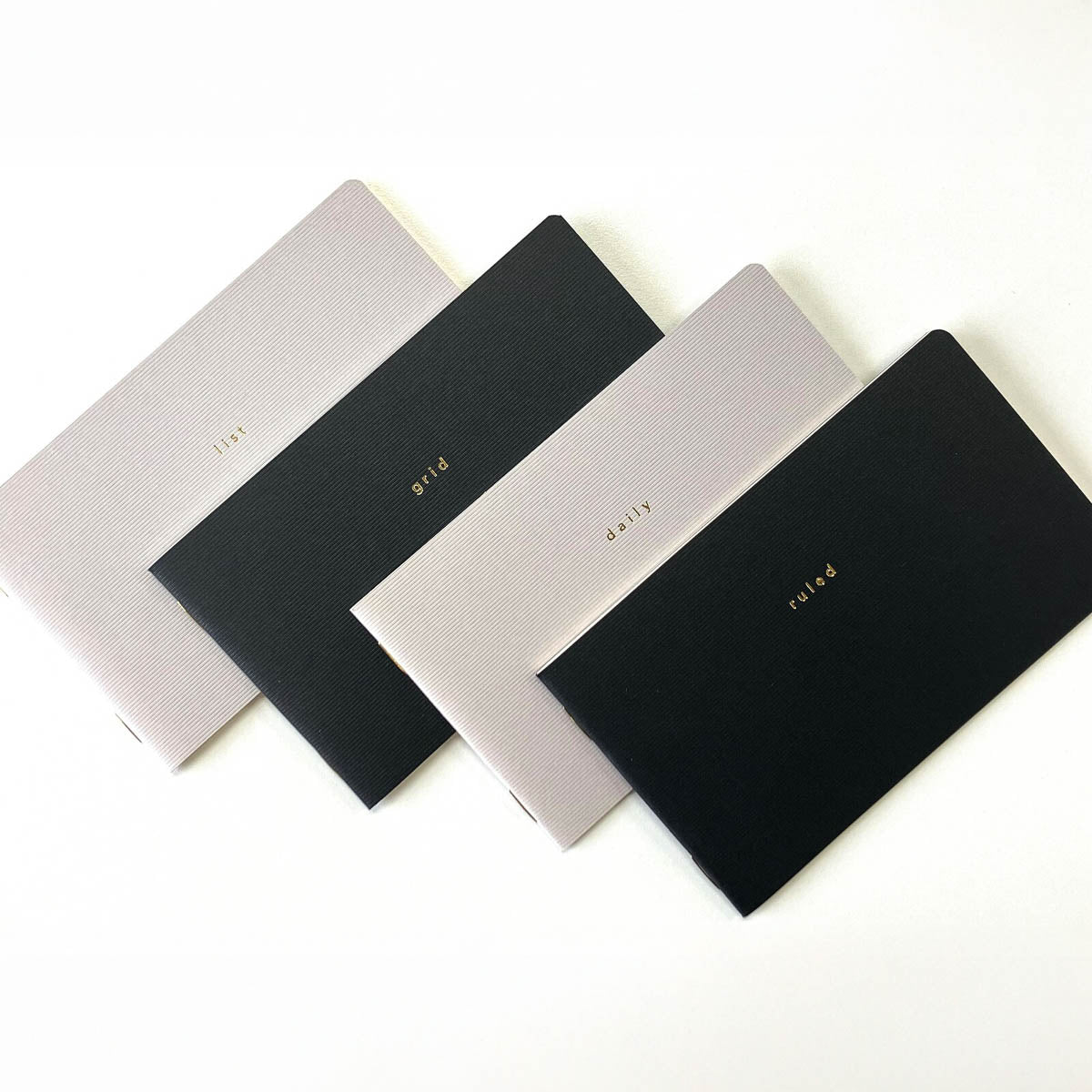 Notizbuch - isshoni. - Desk Notebook für 13 Zoll Laptop - kariert